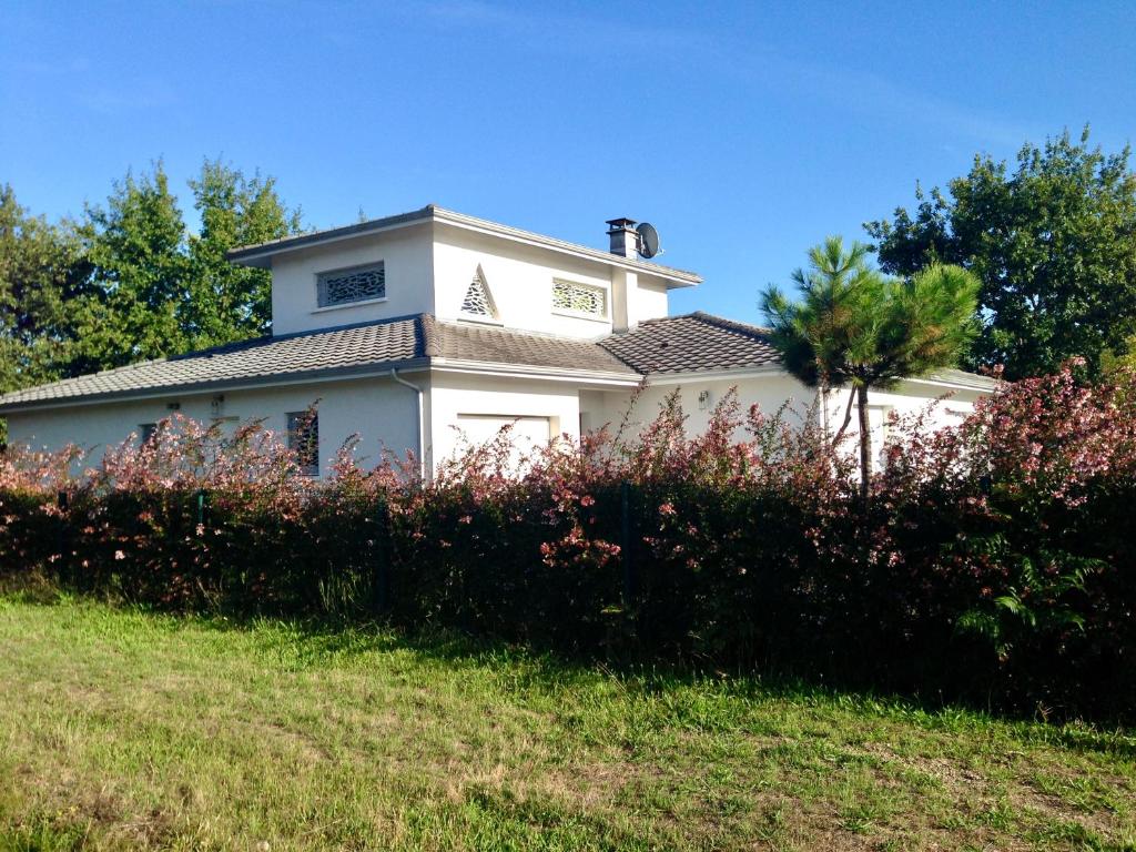 ein weißes Haus auf einem Hügel in der Unterkunft Villa OCEANSIDE Lège CAP-FERRET in Lège-Cap-Ferret