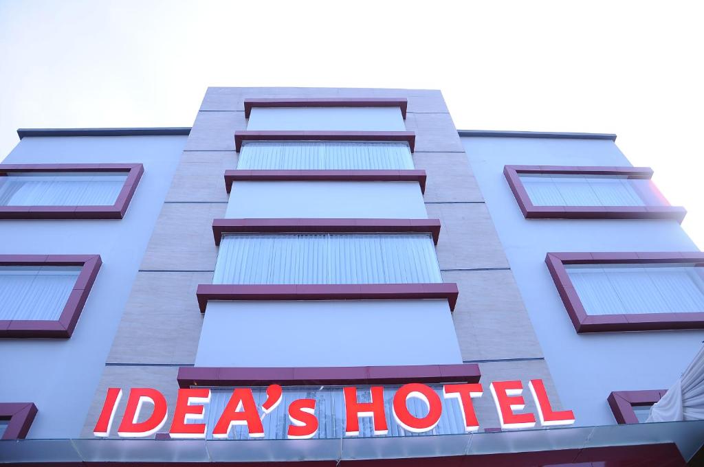 萬隆的住宿－IDEA's Hotel Jalan Ibrahim Aji，建筑的侧面有标志