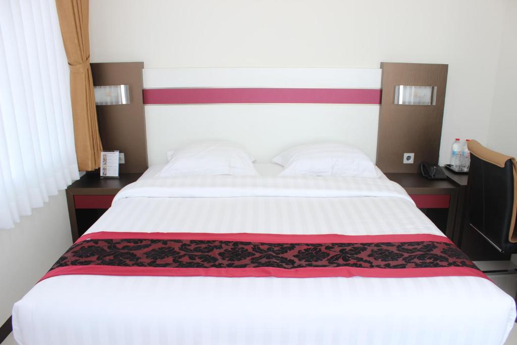 Postel nebo postele na pokoji v ubytování IDEA's Hotel Jalan Ibrahim Aji
