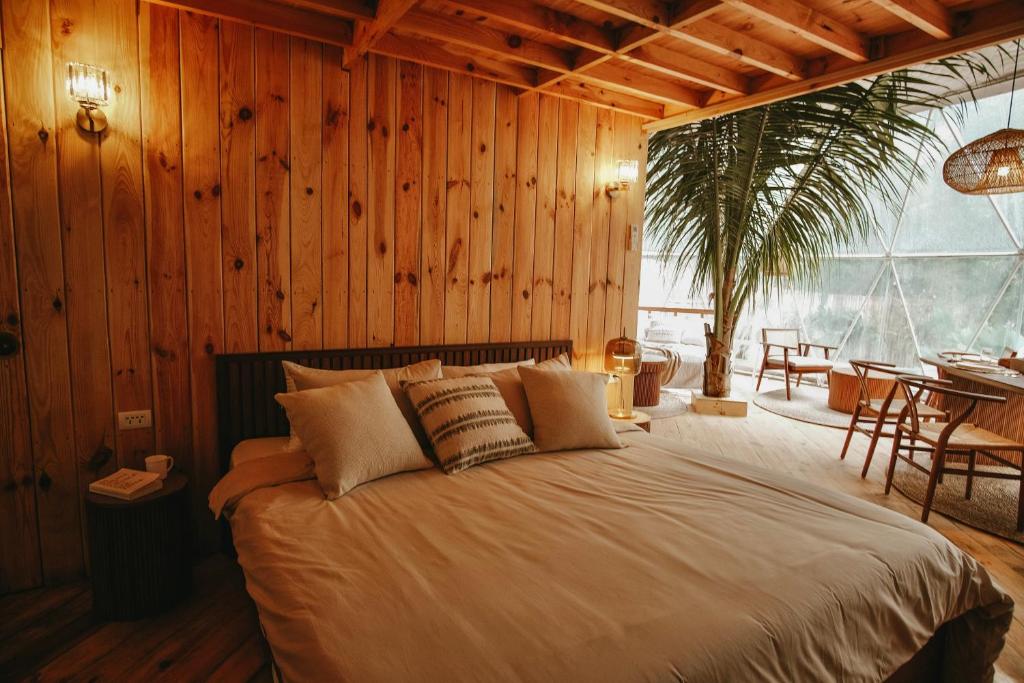 Postel nebo postele na pokoji v ubytování Treehouse de Valentine