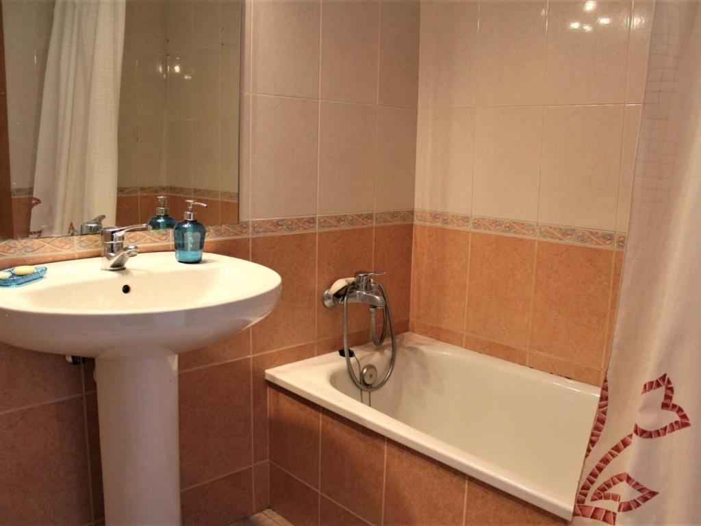 Koupelna v ubytování GIRONA II 1-4 porta 8 - Apartamento enfrente de la playa Grifeu. - ES-228-63