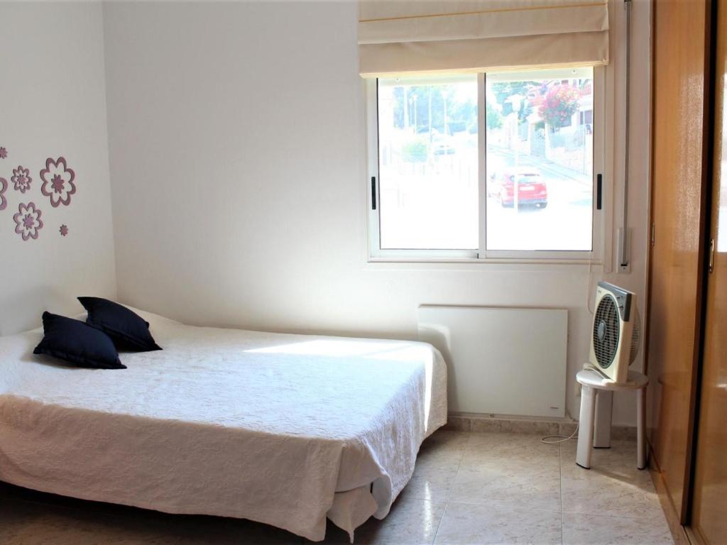 Postel nebo postele na pokoji v ubytování GIRONA II 1-4 porta 8 - Apartamento enfrente de la playa Grifeu. - ES-228-63