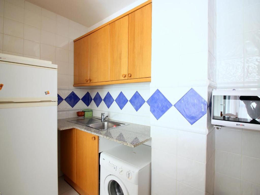 Kuchyňa alebo kuchynka v ubytovaní Apartamento céntrico en Roses, a 20m de la playa, con parking y terraza - ES-228-89