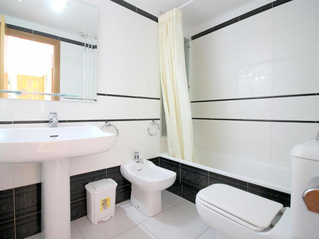 Kúpeľňa v ubytovaní Apartamento céntrico en Roses, a 20m de la playa, con parking y terraza - ES-228-89