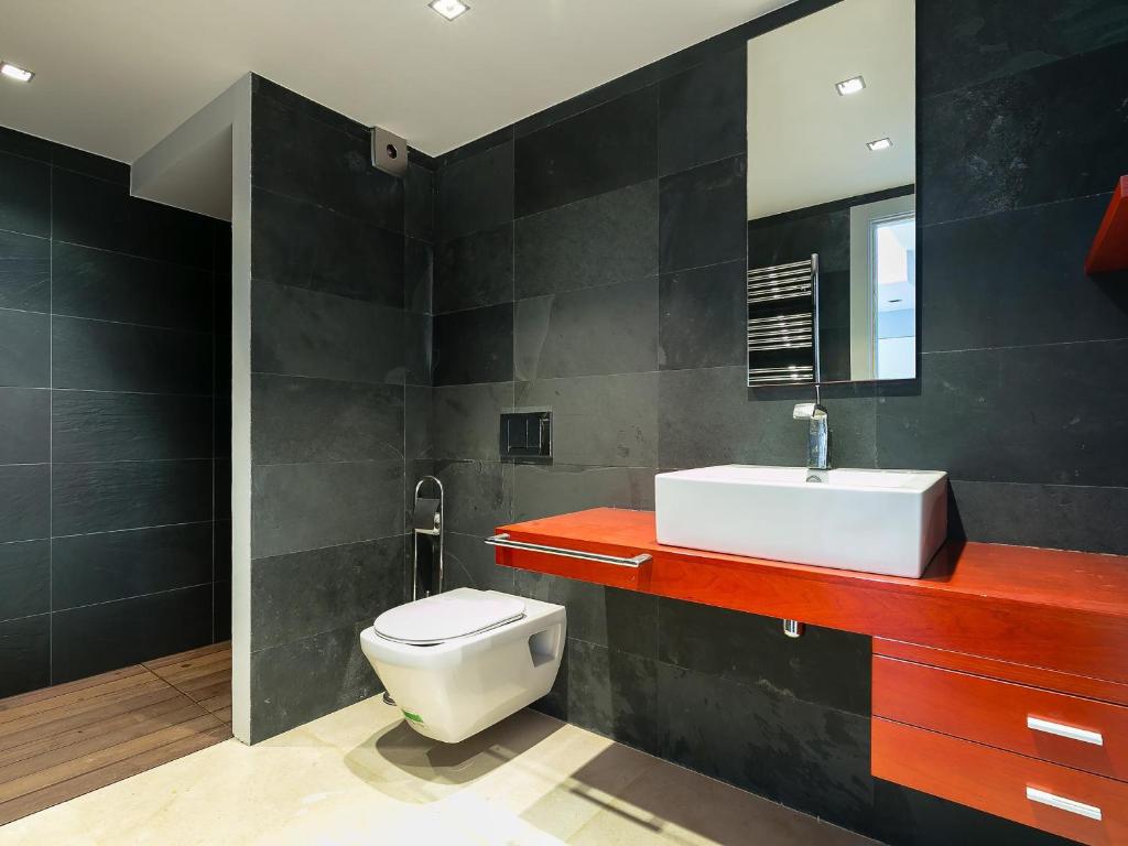 Kúpeľňa v ubytovaní CASA DIAZ PACHECO -Magnífica casa en Almadrava con piscina privada. - ES-228-93