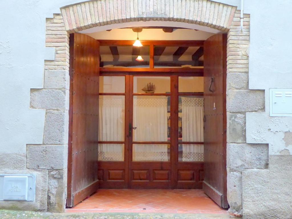 a large wooden door in a stone building at Casa Castelló d'Empúries, 4 dormitorios, 8 personas - ES-228-96 in Castelló d'Empúries