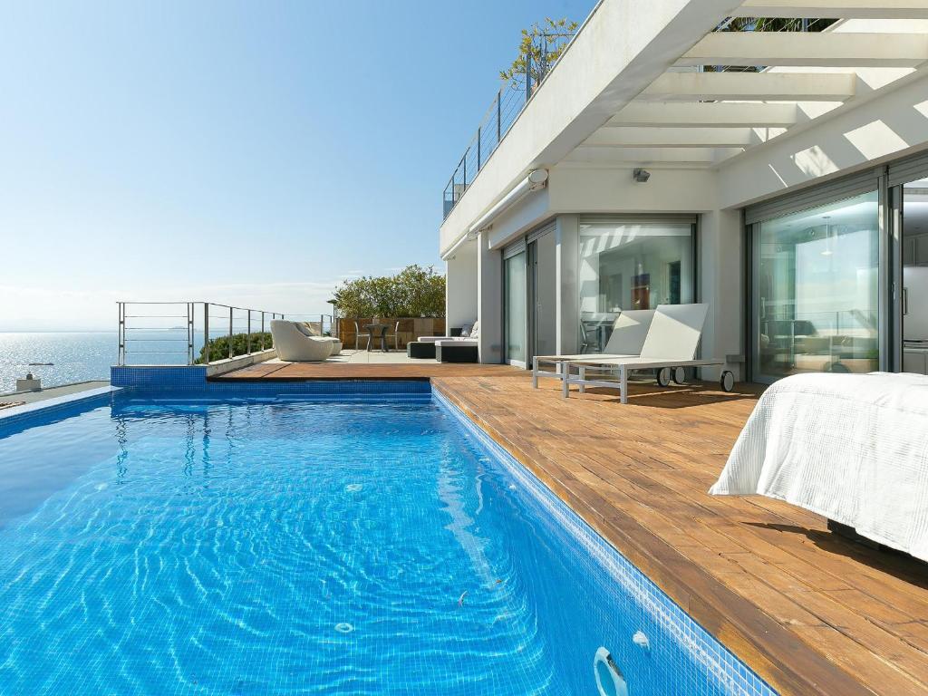 Bazén v ubytovaní CASA DIAZ PACHECO -Magnífica casa en Almadrava con piscina privada. - ES-228-93 alebo v jeho blízkosti