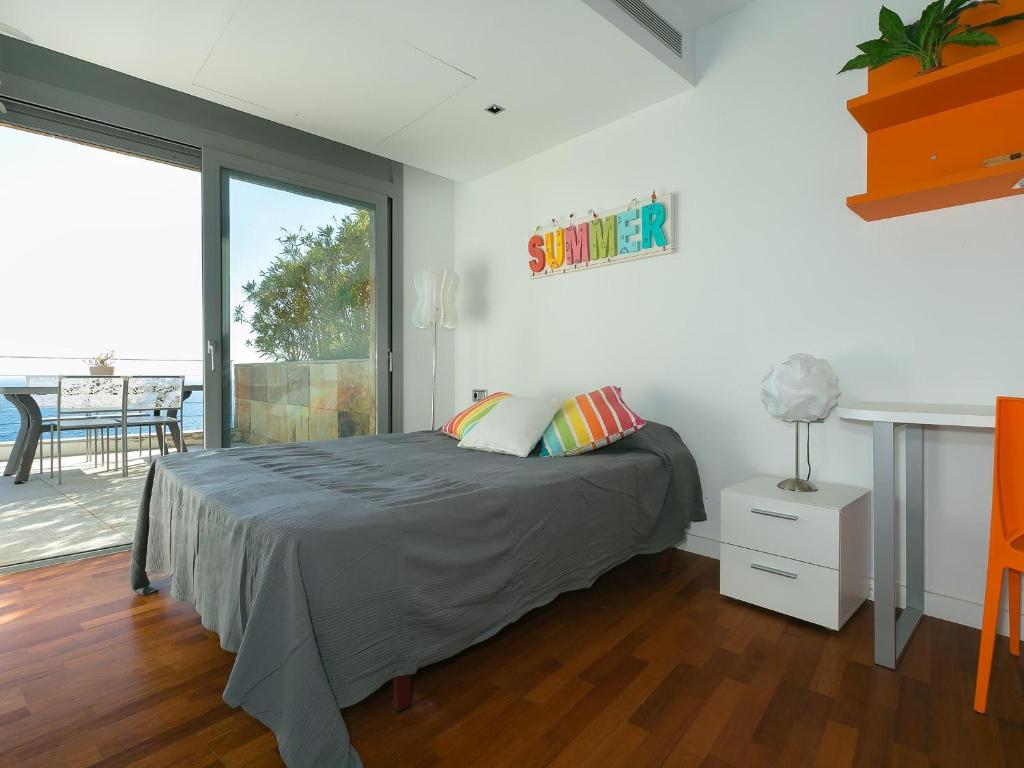 Posteľ alebo postele v izbe v ubytovaní CASA DIAZ PACHECO -Magnífica casa en Almadrava con piscina privada. - ES-228-93