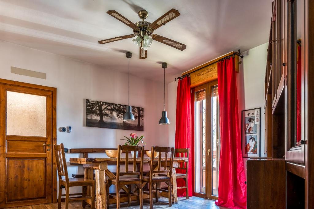 ein Esszimmer mit einem Tisch und roten Vorhängen in der Unterkunft B&B Selvarossa in Bologna