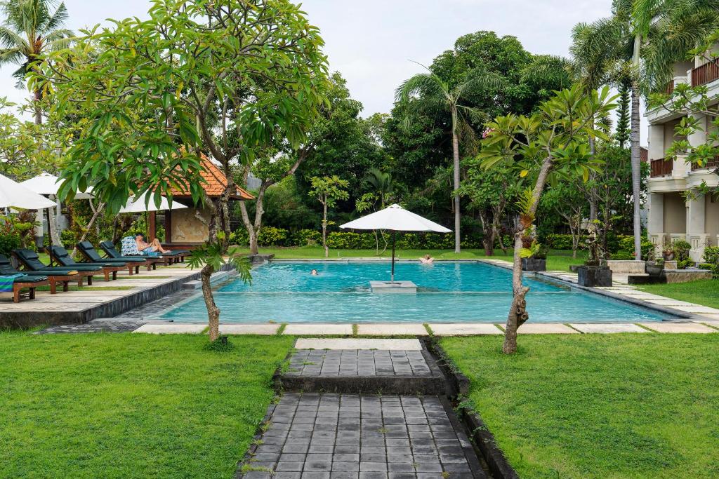 Bazén v ubytování Kusuma Resort Seminyak nebo v jeho okolí