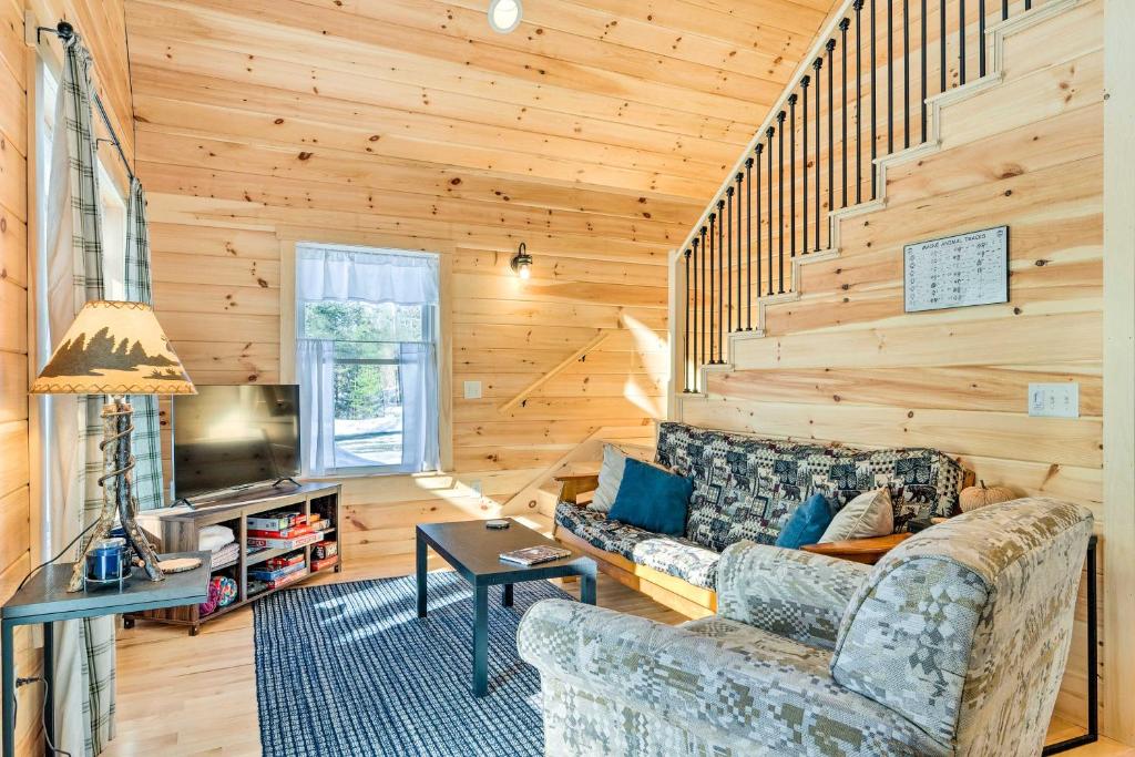 Svetainės erdvė apgyvendinimo įstaigoje Maine Cabin Rental on Rangeley Lake!