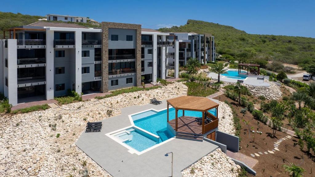 Bazén v ubytování Coral Estate Ocean View Apartments nebo v jeho okolí