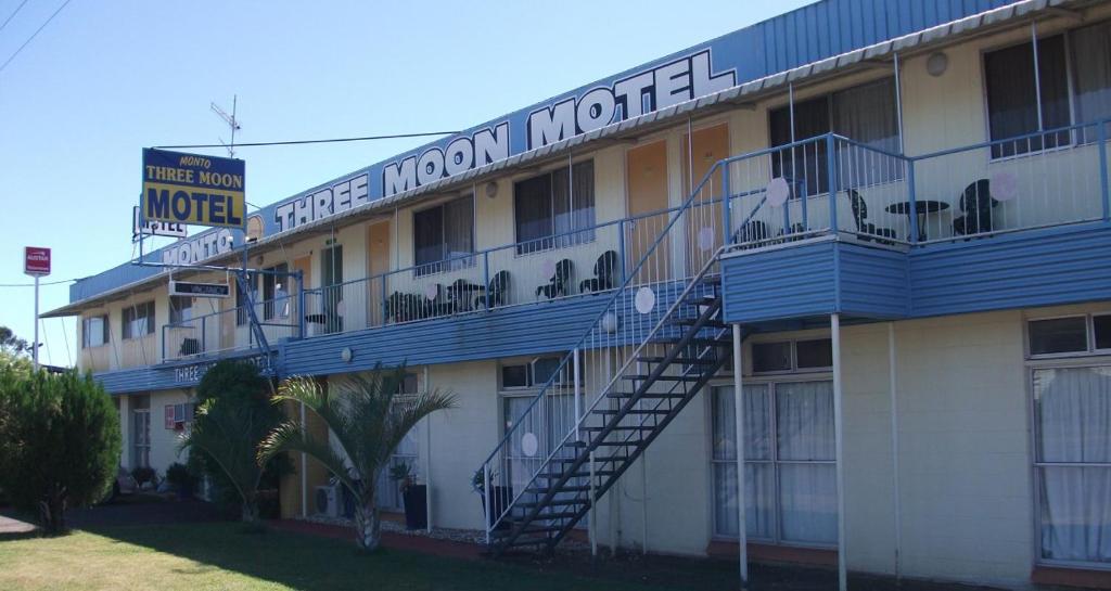 a hotel with a sign for the miami motel at Three Moon Motel in Monto