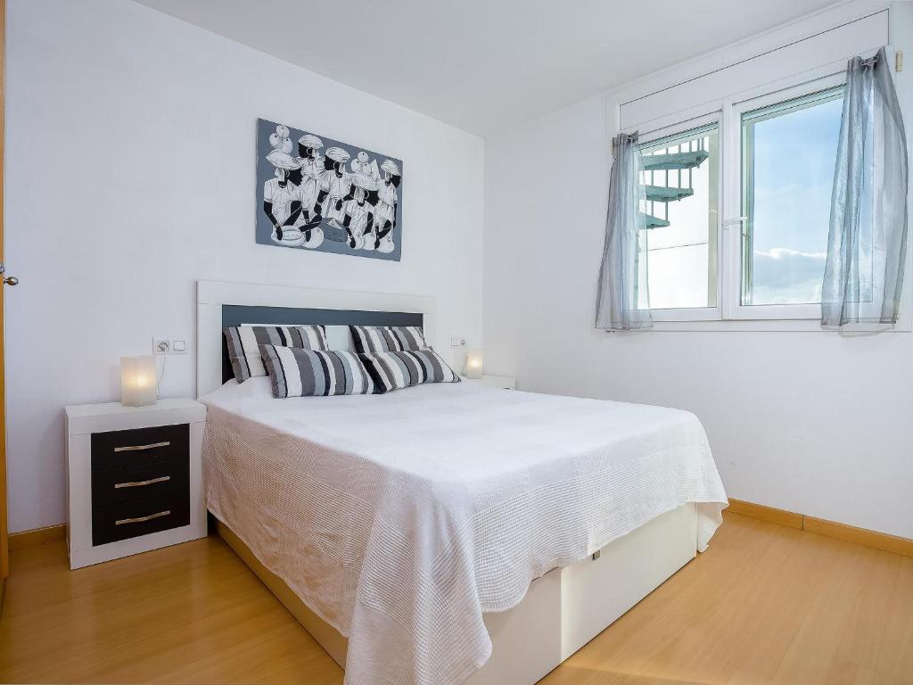 Postel nebo postele na pokoji v ubytování ROYAL MARINA II 421 - Apartamento muy agradable en Santa Margarita (Roses) con vistas preciosas al canal. - ES-228-107