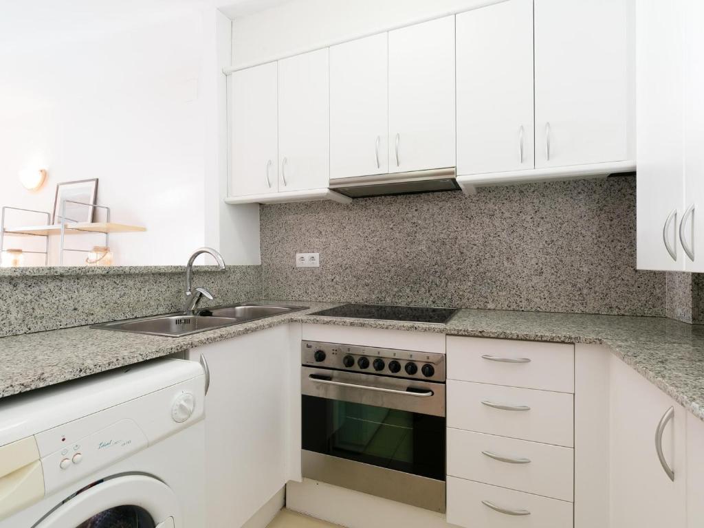 Kuchyňa alebo kuchynka v ubytovaní PI I SUNYER 1-B - Apartamento amplio y luminoso en el centro de Roses, delante del mar, con vistas al mar. - ES-228-121