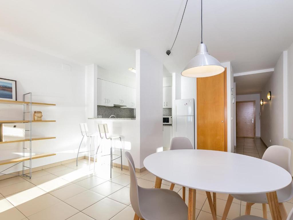 Kuchyňa alebo kuchynka v ubytovaní PI I SUNYER 1-B - Apartamento amplio y luminoso en el centro de Roses, delante del mar, con vistas al mar. - ES-228-121