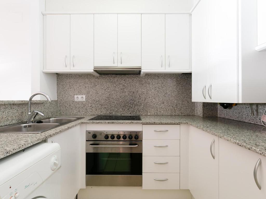 Kuchyňa alebo kuchynka v ubytovaní PI I SUNYER 1-B - Apartamento amplio y luminoso en el centro de Roses, delante del mar, con vistas al mar. - ES-228-121