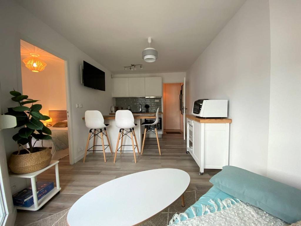 Televízia a/alebo spoločenská miestnosť v ubytovaní Appartement rénové à 20m de la plage, balcon exposé Sud, garage privé - Perros-Guirec - FR-1-368-377