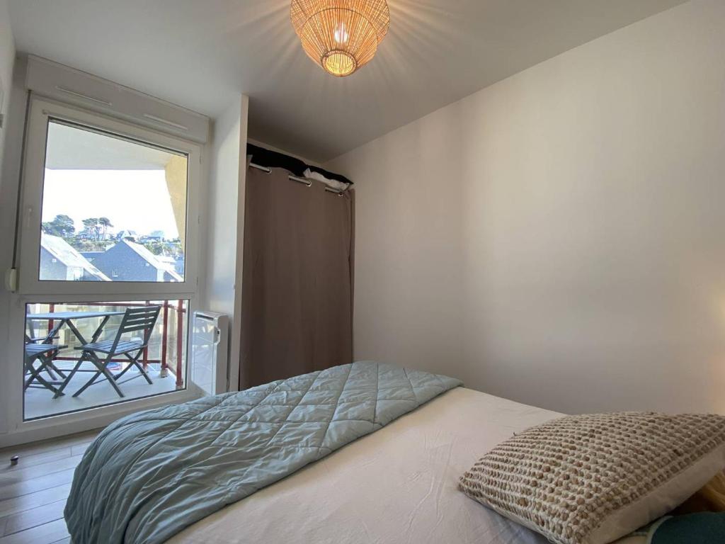 Posteľ alebo postele v izbe v ubytovaní Appartement rénové à 20m de la plage, balcon exposé Sud, garage privé - Perros-Guirec - FR-1-368-377