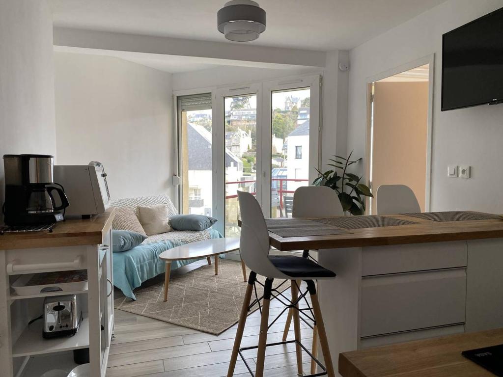 Televízia a/alebo spoločenská miestnosť v ubytovaní Appartement rénové à 20m de la plage, balcon exposé Sud, garage privé - Perros-Guirec - FR-1-368-377