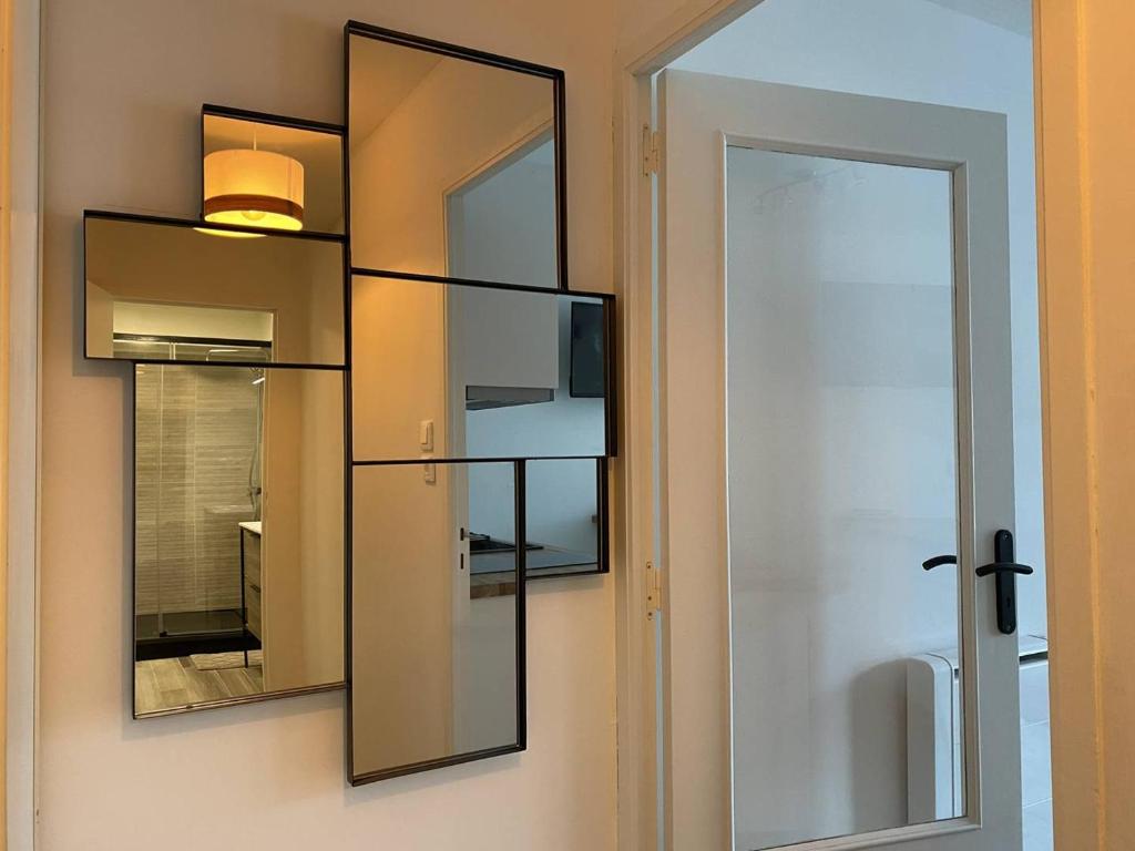 Kúpeľňa v ubytovaní Appartement rénové à 20m de la plage, balcon exposé Sud, garage privé - Perros-Guirec - FR-1-368-377