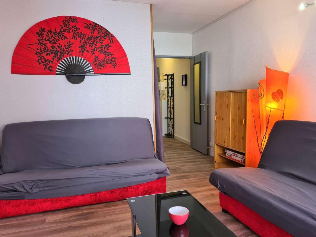 ein Wohnzimmer mit einem Sofa und einem Bett in der Unterkunft Appartement Cap d'Agde, 2 pièces, 6 personnes - FR-1-249-387 in Cap d'Agde