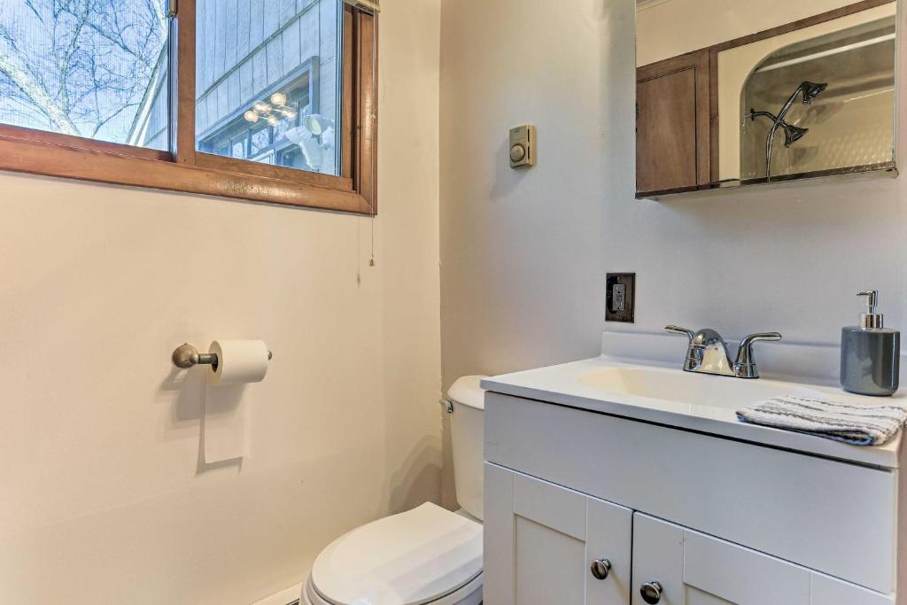 een badkamer met een toilet, een wastafel en een raam bij Poconos Retreat, 6 Mi to Shawnee Mountain Ski Area in East Stroudsburg