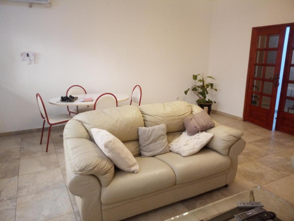 ein Sofa im Wohnzimmer mit einem Tisch in der Unterkunft Arbre de Paix 40/1.1 in Douala