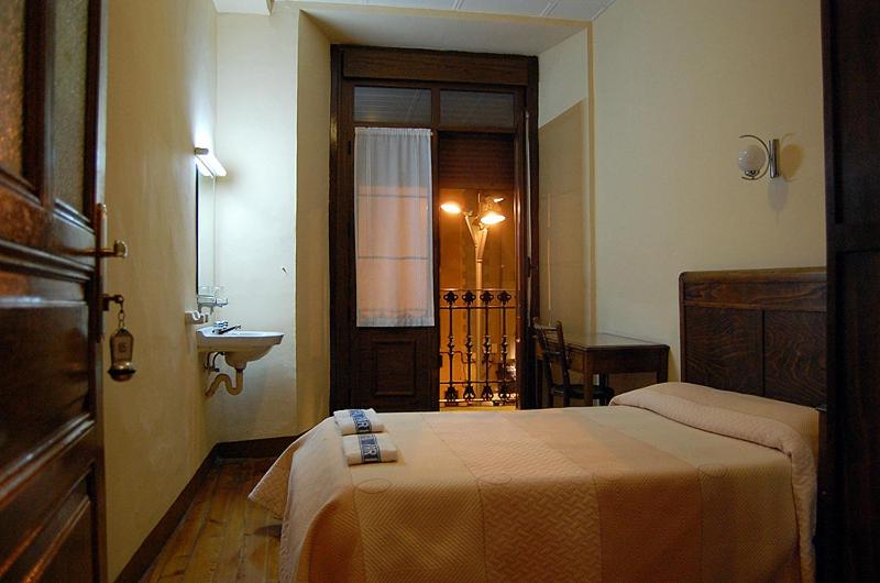 Postel nebo postele na pokoji v ubytování Hostal Paris