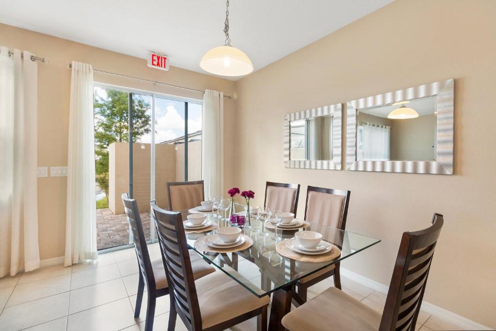 4 Bedrooms 3 Bathrooms Compass Bay 3167 Tc