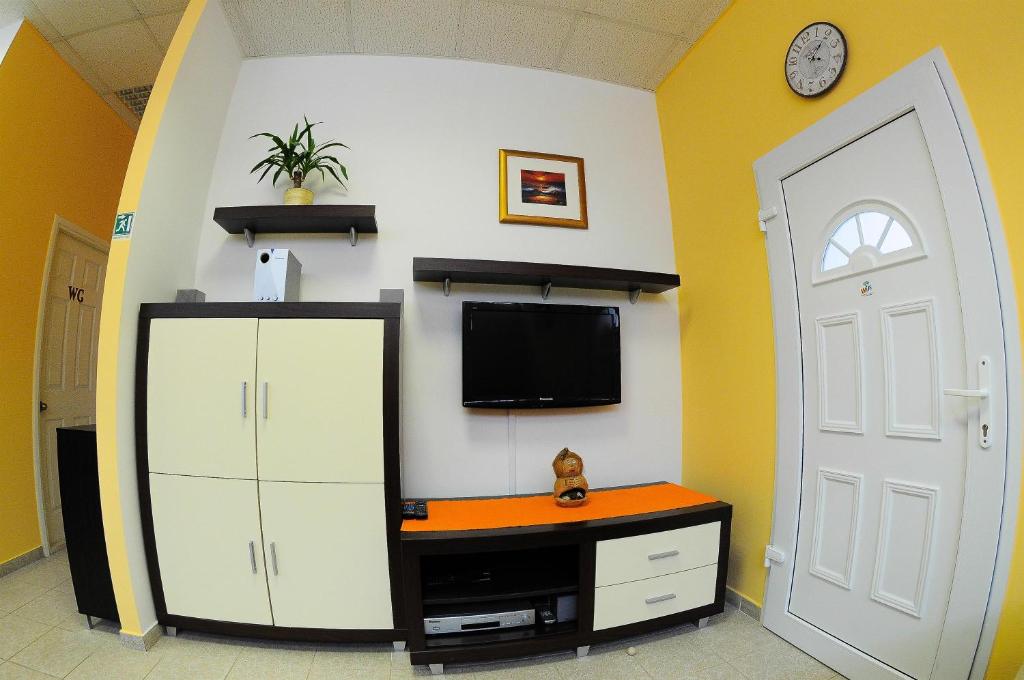 TV a/nebo společenská místnost v ubytování Apartments Marija Petricevic