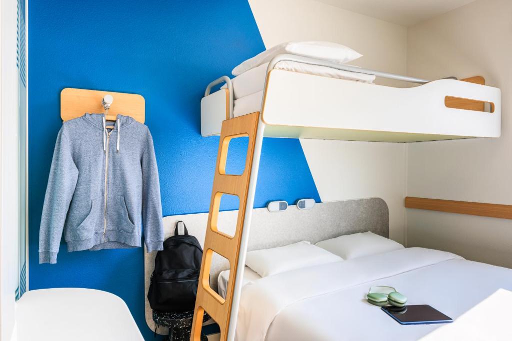 Postel nebo postele na pokoji v ubytování Ibis budget Lausanne-Bussigny