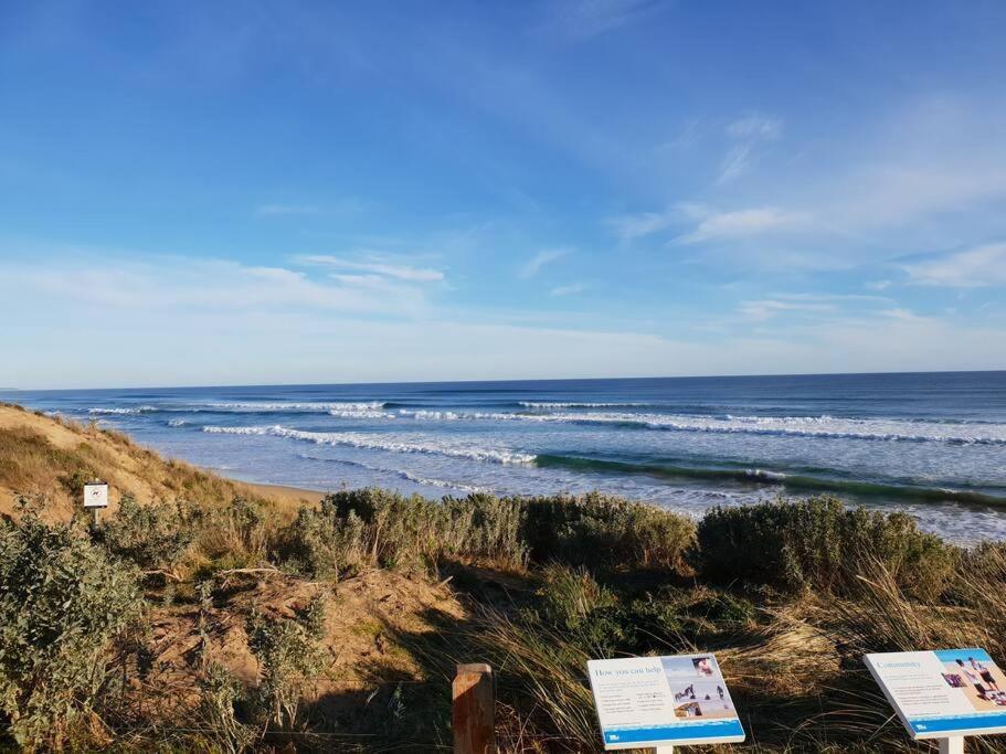 vistas al océano desde una playa con 2 letreros en Venus Haven - Beach 1, Linen, Wifi, Netflix en Venus Bay