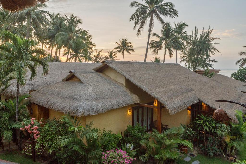 Sea Breeze Bungalow with Garden View