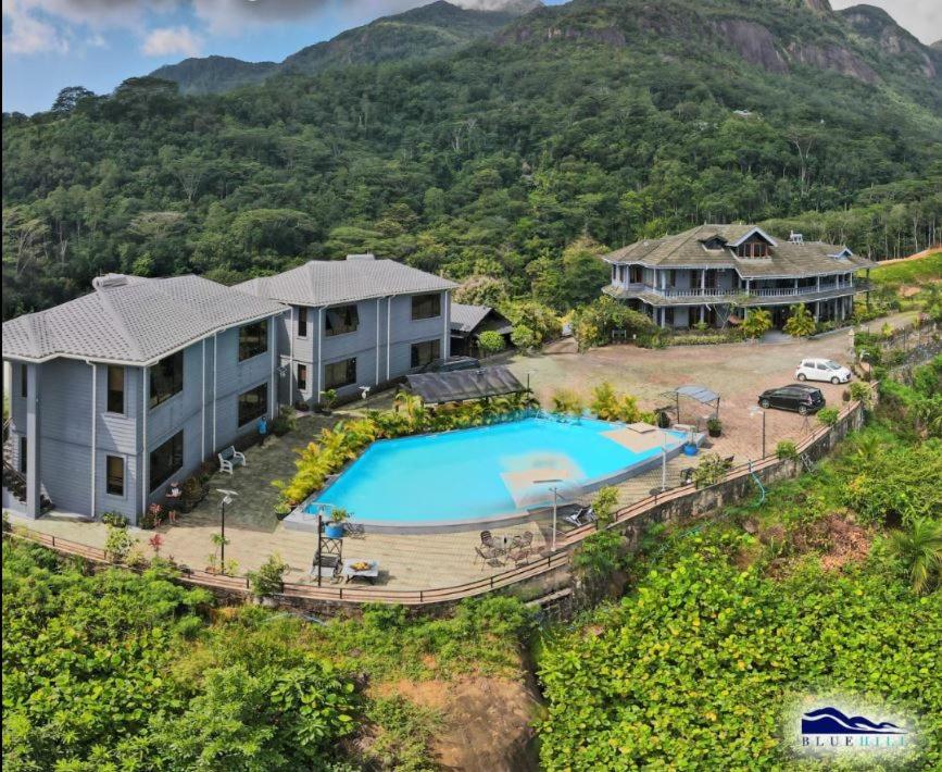 uma vista aérea de uma casa e de uma piscina em Blue Hill em Victoria