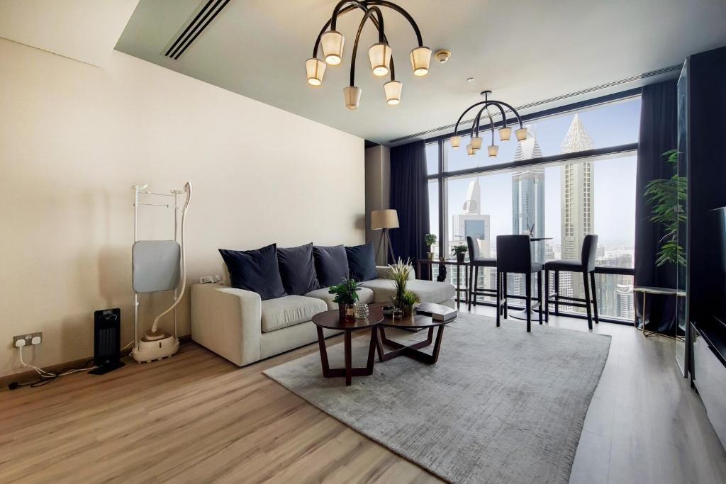 uma sala de estar com um sofá e uma mesa em Primestay - Index Tower, DIFC no Dubai
