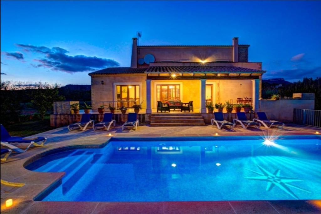 een huis met een zwembad voor een huis bij Villa Rito Nou in Felanitx