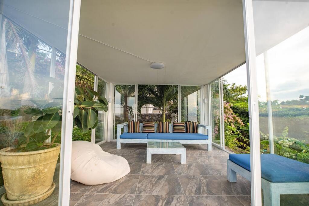 Balkón nebo terasa v ubytování Exclusive Cliff House with Pool and Beach Access