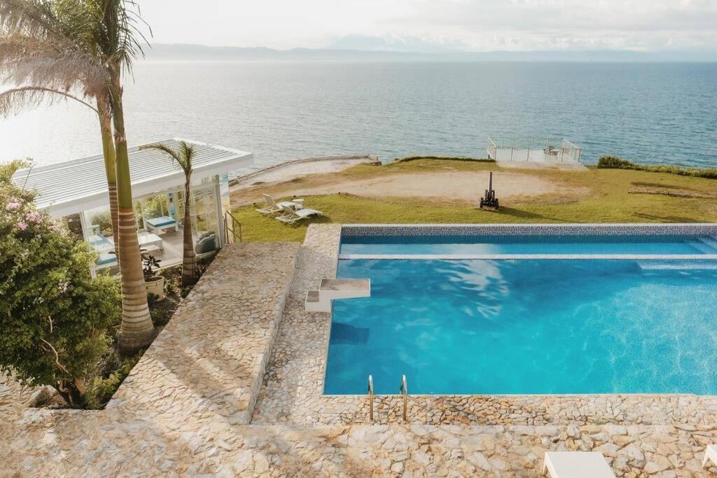 Bazén v ubytování Exclusive Cliff House with Pool and Beach Access nebo v jeho okolí
