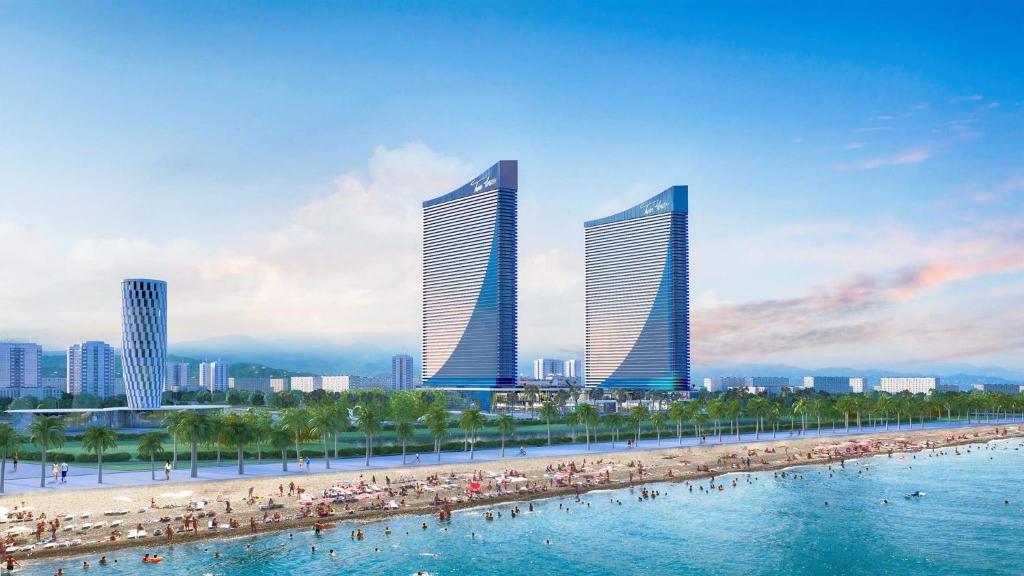 バトゥミにあるOrbi City Luxury Towersの高い建物が2棟、街が1つあるビーチ