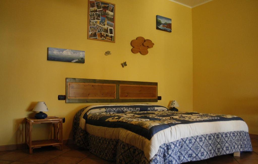1 dormitorio con 1 cama y algunas fotos en la pared en Le Storie di Bambu, en Terni