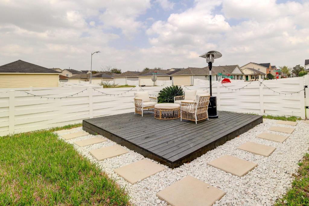 d'une terrasse avec une table, des chaises et une clôture. dans l'établissement Houston Vacation Rental with Private Yard!, à Houston