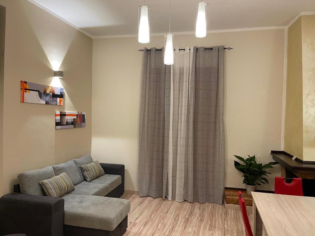 sala de estar con sofá y mesa en Mazzini Apartment en Cosenza