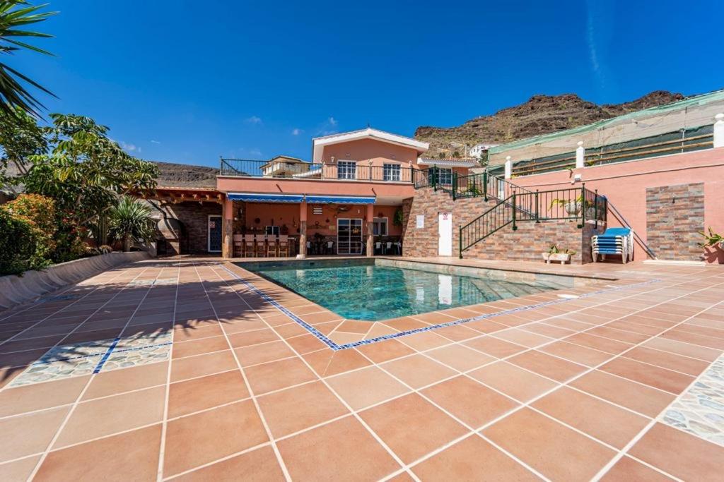 una imagen de una casa con piscina en Villa Paulito El Roque, en Agüimes