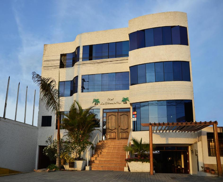 un edificio con una puerta y escaleras delante en Qallwa Asia, en Asia