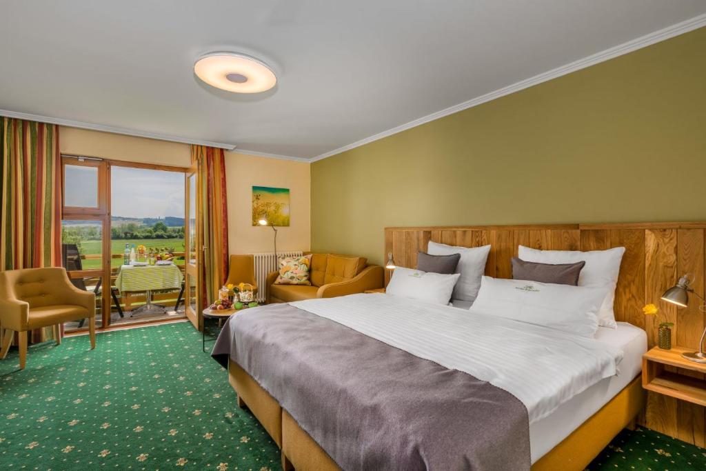 Postel nebo postele na pokoji v ubytování Hotel An der Brunnader - Die Therme befindet sich 4 Geh-Minuten entfernt