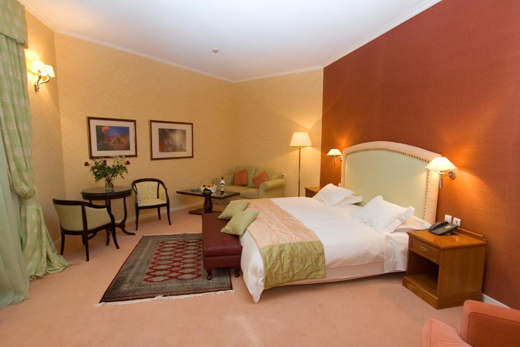 Postel nebo postele na pokoji v ubytování Thermae Sylla Spa & Wellness Hotel