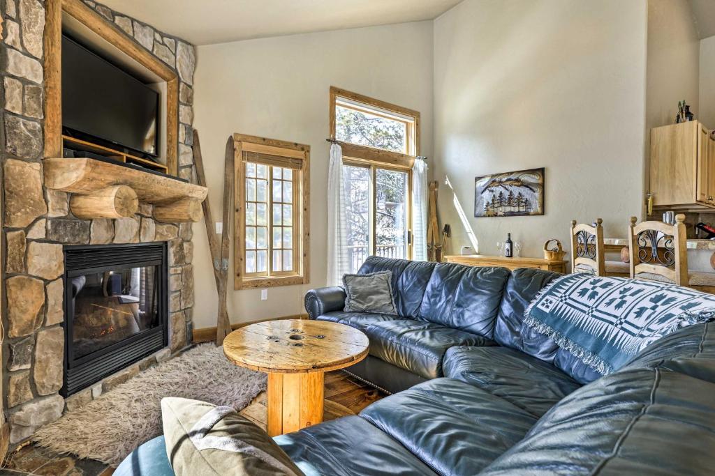 Area tempat duduk di Mountainside Winter Park Ski Home with Hot Tub