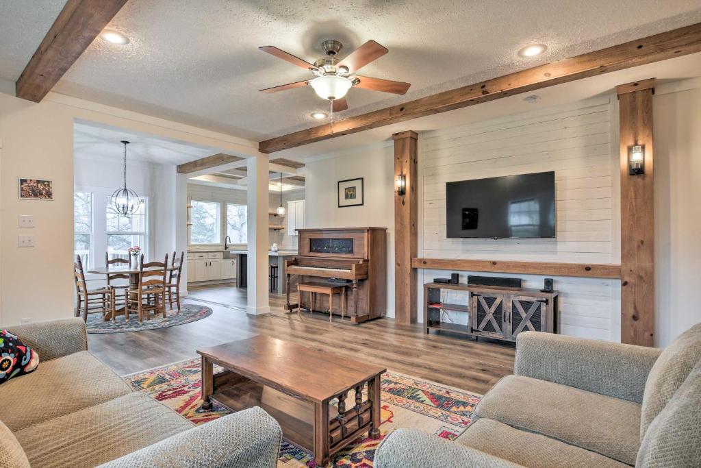 Vakantiehuis Modern Waterfront Home with Dock on Lake Bowen! (VS Inman