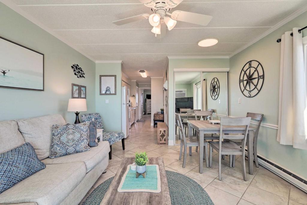 Posezení v ubytování End-Unit Ocean City Condo with Panoramic Views!